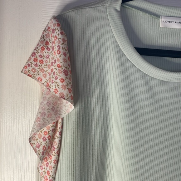 Beautiful sage green ribbed top with floral flutter sleeves NWOT - Picture 3 of 7